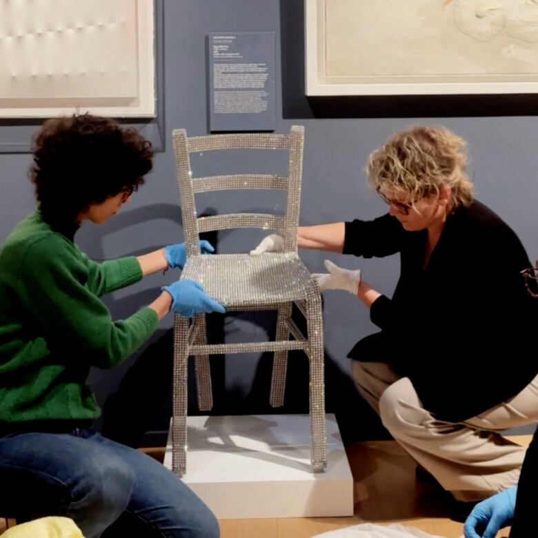 Una pareja rompe la ‘silla de Van Gogh’ al intentar tomarse una foto en un museo italiano