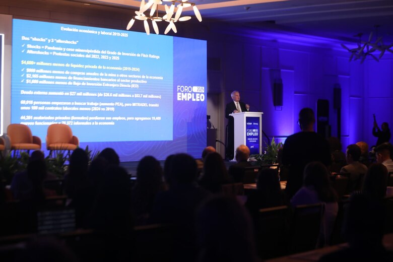 Se acentuó la pérdida del empleo en el sector privado y aumentó la cantidad de funcionarios públicos