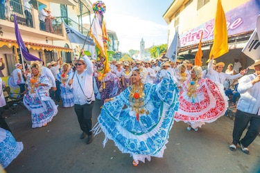 En Banistmo fluimos al ritmo del tambor y el movimiento de la pollera