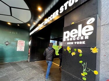 Flores amarillas y verdes en el Times Square recuerdan a Pelé