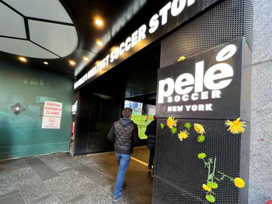 Flores amarillas y verdes en el Times Square recuerdan a Pelé