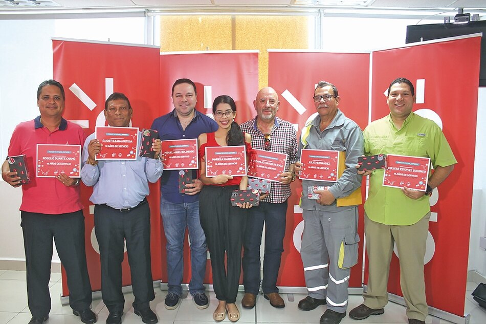 Celebrando los diez años de Claro con data ilimitada y un celular gratis