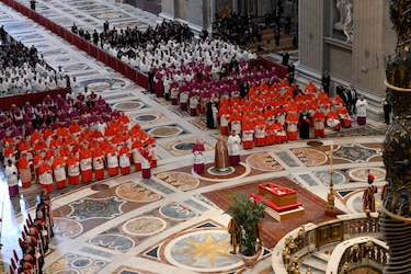 El féretro del papa Francisco llega a la basílica de San Pedro
