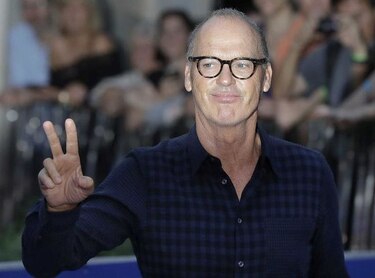 Michael Keaton y Amanda Seyfried ganan Emmy a la mejor actuación en miniserie