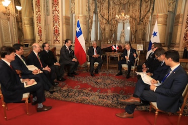 Mulino propone comisión bilateral con Chile tras reunión con el presidente electo José Antonio Kast