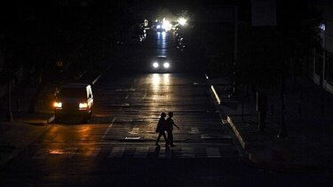 Gobierno de Maduro vincula apagón en Venezuela con ‘ataque electromagnético’