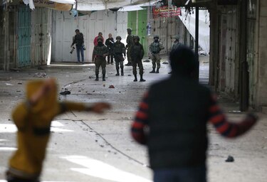 Mike Pence se recoge ante el Muro de los Lamentos, los palestinos se manifiestan