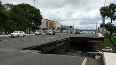 Se derrumba puente en la capital de Brasil
