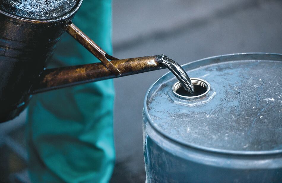 Barril de crudo se acerca a los 80 dólares