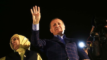 Erdogan gana referéndum que le da más poder en Turquía; oposición denuncia resultado