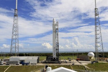 La cápsula espacial Dragon de la compañía SpaceX lista para viaje a la EEI
