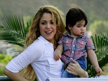 Shakira inaugura con Milan colegio en Colombia