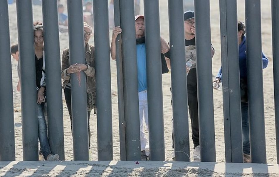 Cámara baja de EU aprueba $5 mil 700 millones para muro fronterizo