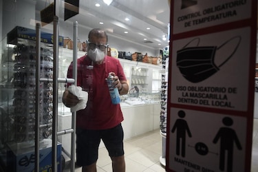 Centros comerciales y restaurantes reanudan la actividad presencial