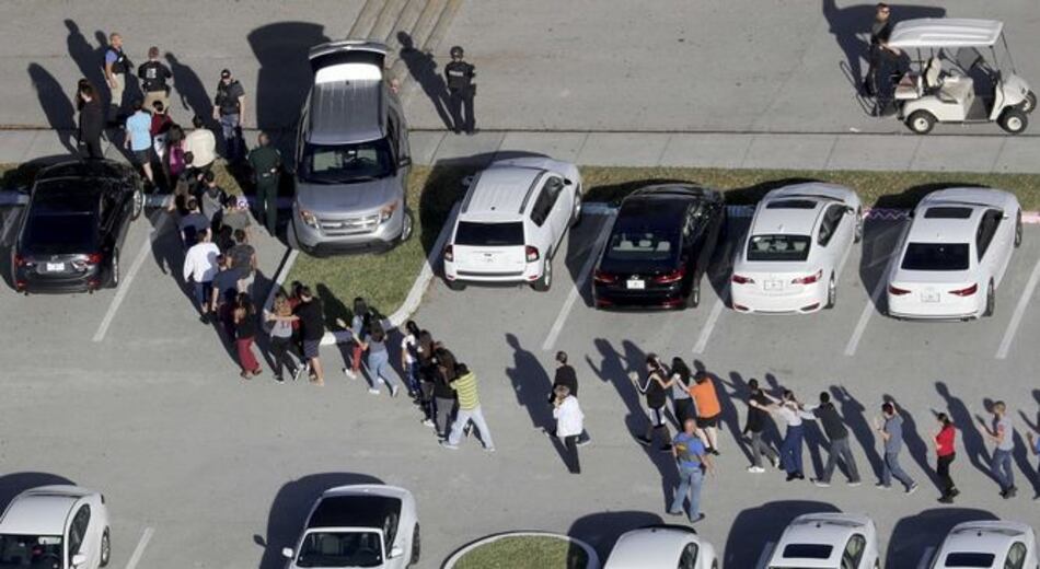 Acusan a autor de tiroteo en secundaria de la Florida de 17 asesinatos premeditados