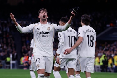 El Bernabéu estalla y el Madrid gana en el caos ante el Levante