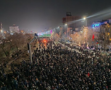 Irán suma al menos 45 muertos tras doce días de protestas y bloquea el acceso a internet global