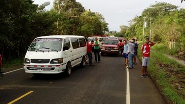 Transportistas protestan por condiciones de las calles en Llano de Piedras