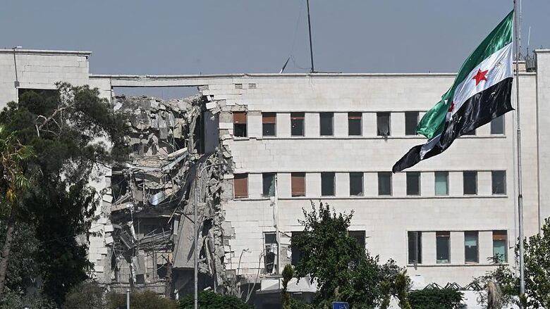 Por qué Israel bombardeó la sede central del ejército de Siria en Damasco