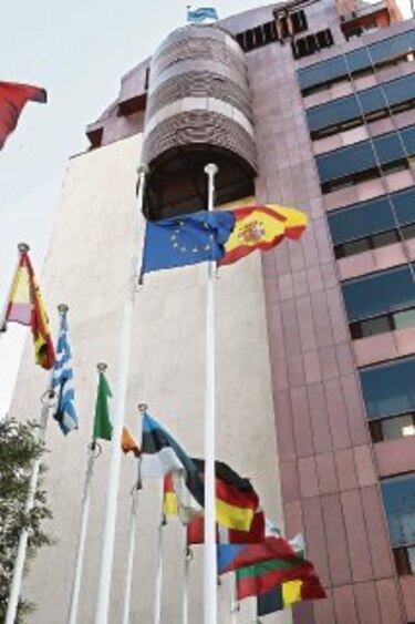España inaugura presidencia de UE con izada de la bandera