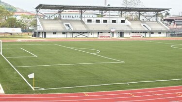 Césped artificial, gradas y pista atlética