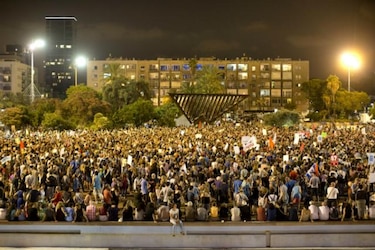 Miles de manifestantes en Tel Aviv piden negociar con la Autoridad Palestina