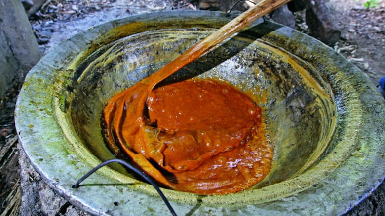 Faena detrás de la popular raspadura