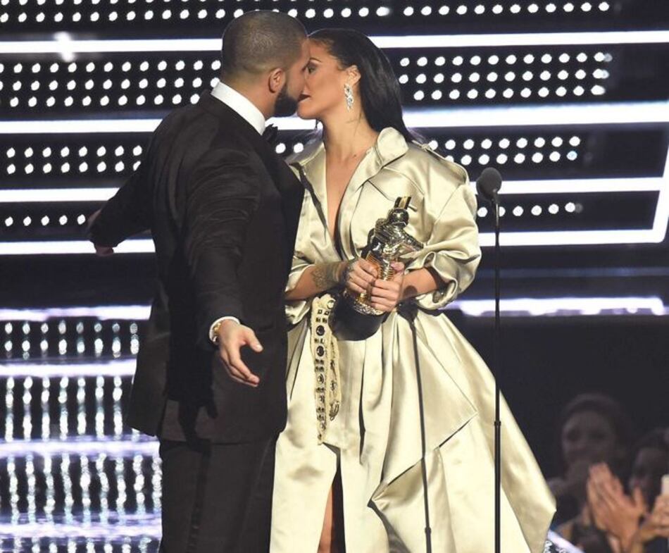 Rihanna agradece a Drake por homenaje en los premios MTV