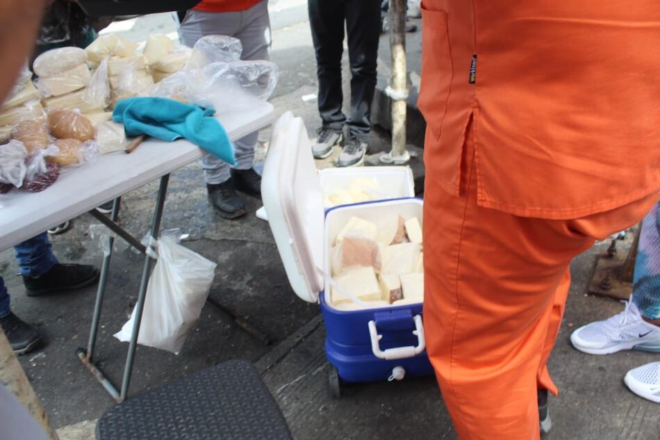 Salud decomisa 200 libras de queso en mal estado vendidas en la calle; denuncian existencia de una ‘mafia’