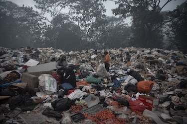 33 personas atendidas por incendio en el vertedero; más de 40 descargas del ‘Bambi Bucket’ en cerro Patacón