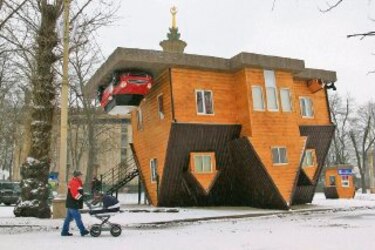 Exhiben una casa invertida