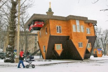 Exhiben una casa invertida
