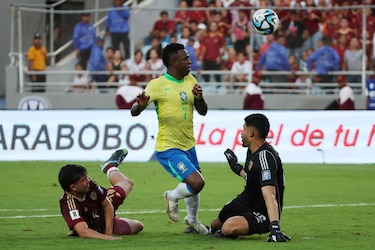 Romo brilla en Venezuela que sigue sin ganar; Vinícius falla penalti para Brasil