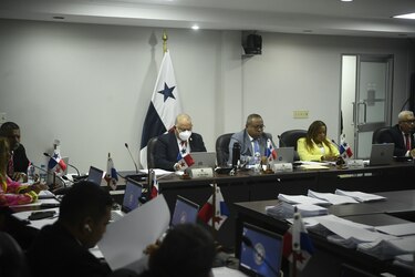 A puerta cerrada, se instala la Comisión de Presupuesto