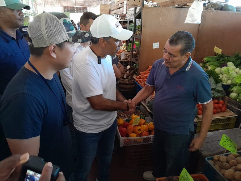 Lombana comienza su campaña con un recorrido en Merca Panamá y se suma Eduardo Quirós