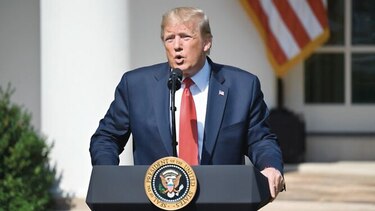 Acusado de racista, Trump arremete contra activista