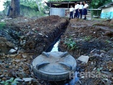 Suspenden clases en Boca de Parita por derrame de aguas negras