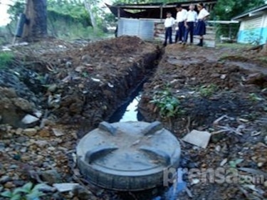 Suspenden clases en Boca de Parita por derrame de aguas negras