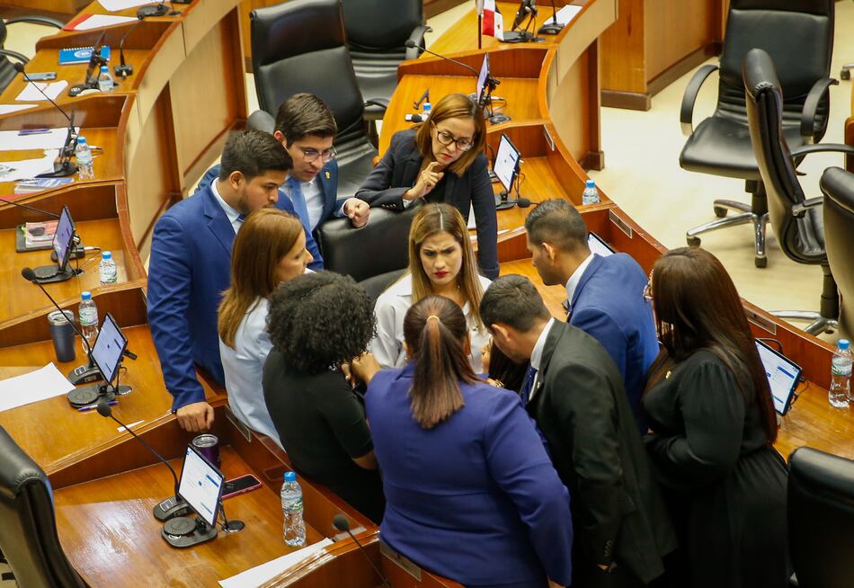 Cinco diputados de Vamos acogen propuestas de Suntracs, Conato y UP para reformar pensiones