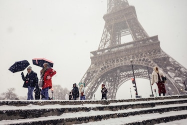 Media Europa colapsada por la nieve: cientos de vuelos cancelados y atascos kilométricos