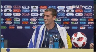 Griezmann se enfunda con bandera uruguaya en rueda de prensa