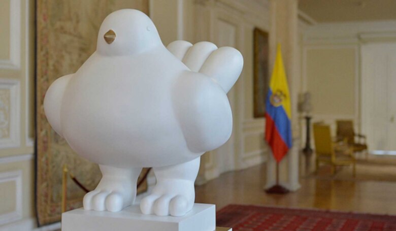 El escultor Fernando Botero regala a Colombia una 'Paloma de la paz'