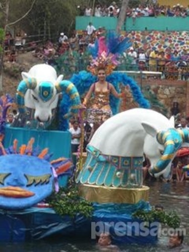 Lujo y alegría en desfile de balsas en Penonomé