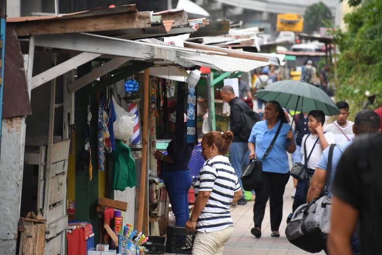 ‘Quesos, plátanos verdes, bolsas de basura’; comerciantes informales se toman los predios del Metro