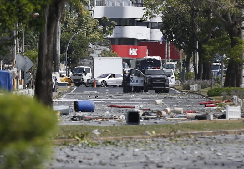 Manifestación en la avenida Balboa deja enfrentamientos y un policía herido