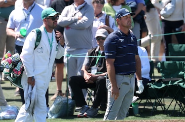 The Masters: Rory McIlroy arranca una sólida defensa en Augusta y DeChambeau tropieza en la arena