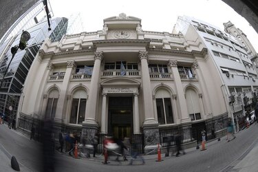 Los cuadernos de la corrupción, otro mal para la economía argentina