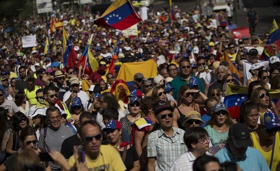 La oposición venezolana intensifica presiones para lograr referendo revocatorio