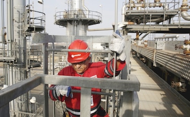 Venezuela reinicia refinería para gasolina