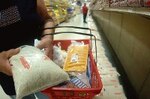 Al pagar se forma atasco en caja del supermercado